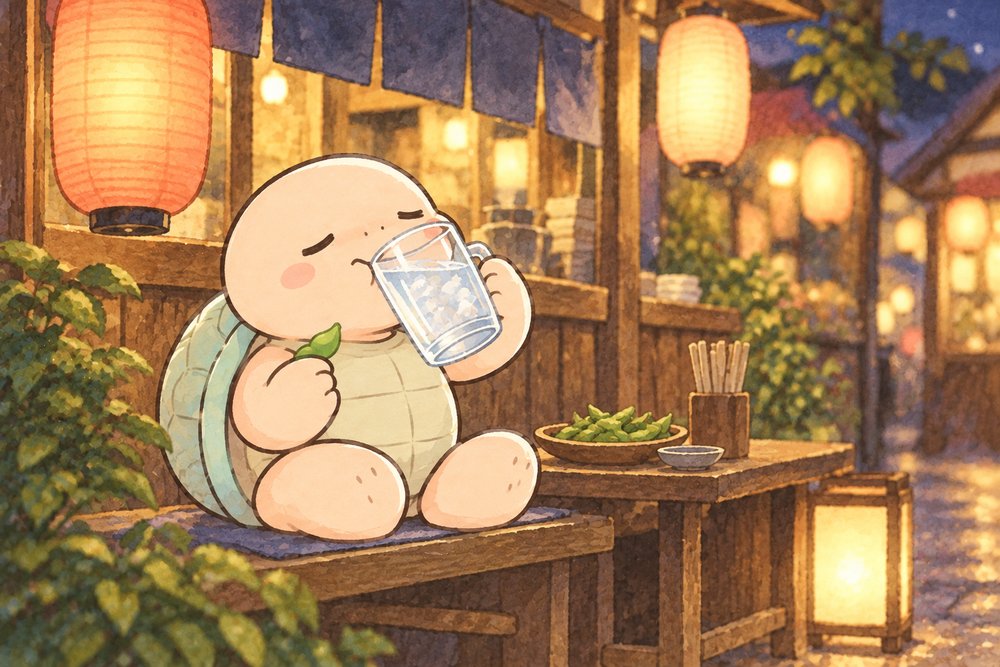 夜の屋台のベンチで水を飲む亀のナビ助